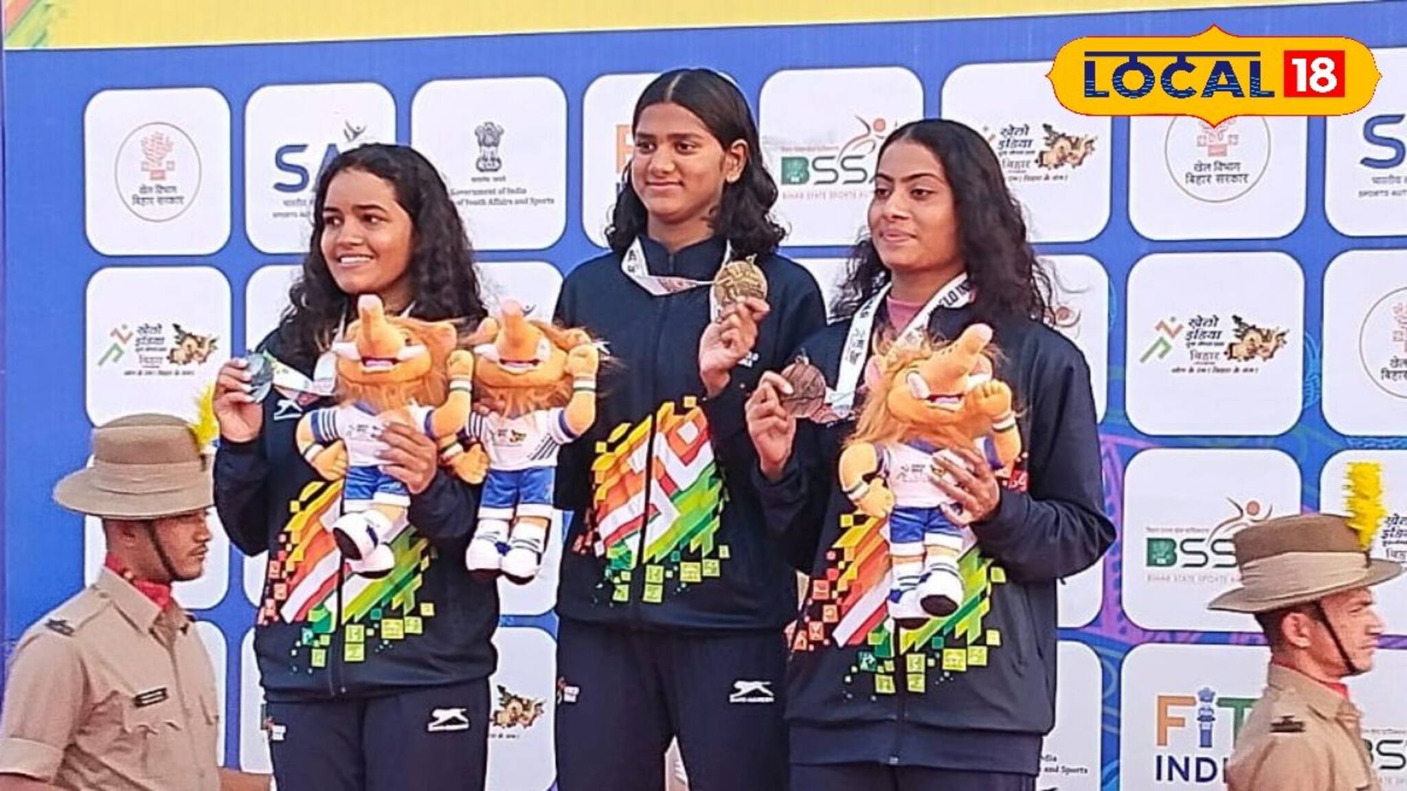 বালি খাদানে সাঁতার কাটা শিখে একাধিক পদক জয় বাংলার সাঁতারুর