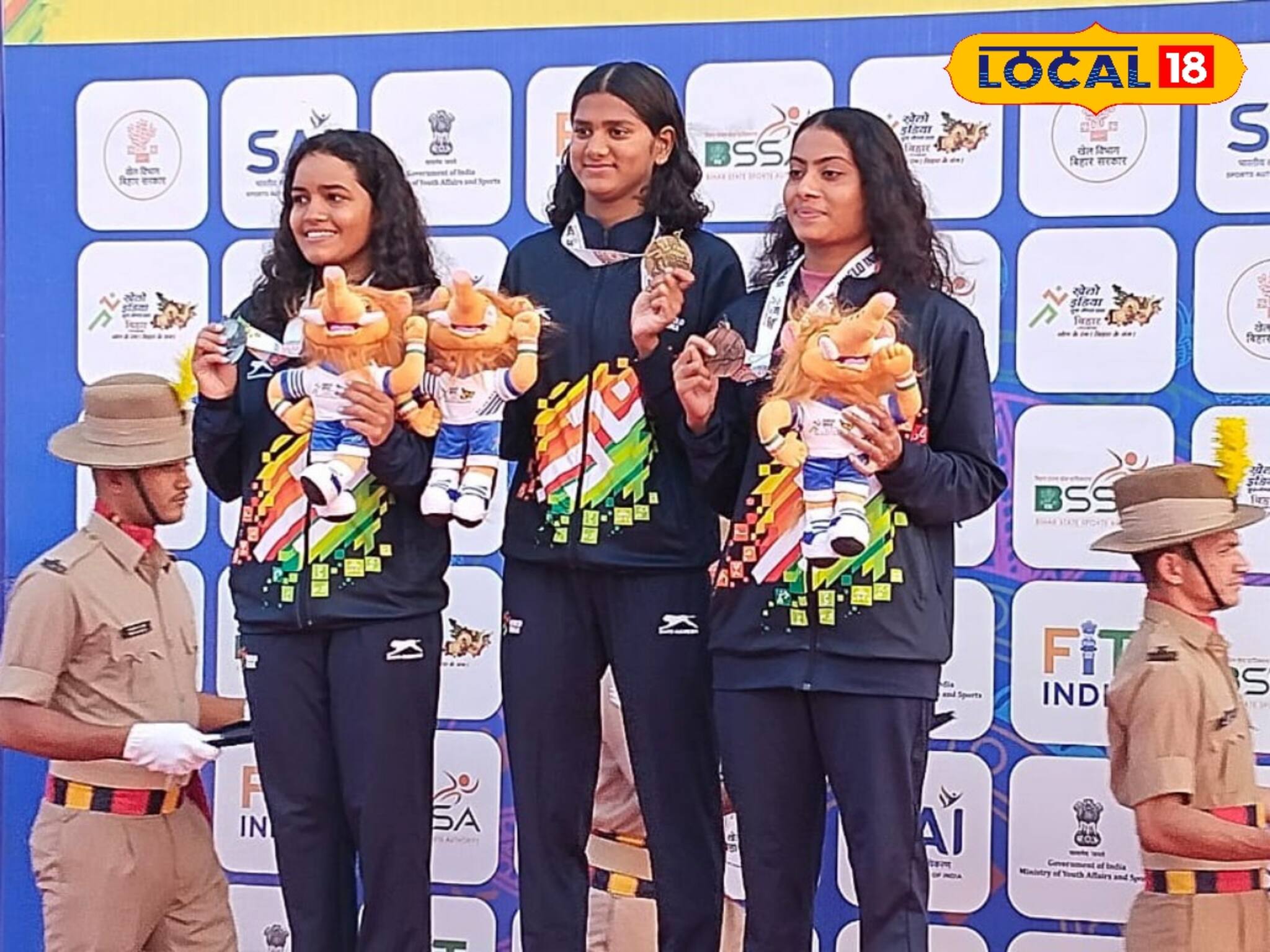 বালি খাদানে সাঁতার কাটা শিখে একাধিক পদক জয় বাংলার সাঁতারুর