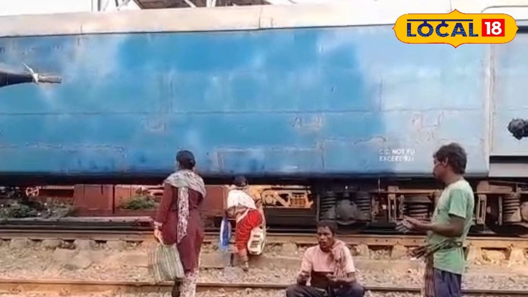 রেল লাইনের উপর দিয়ে  ঝুঁকির পারাপার দাসনগর থেকে সাঁকরাইলে