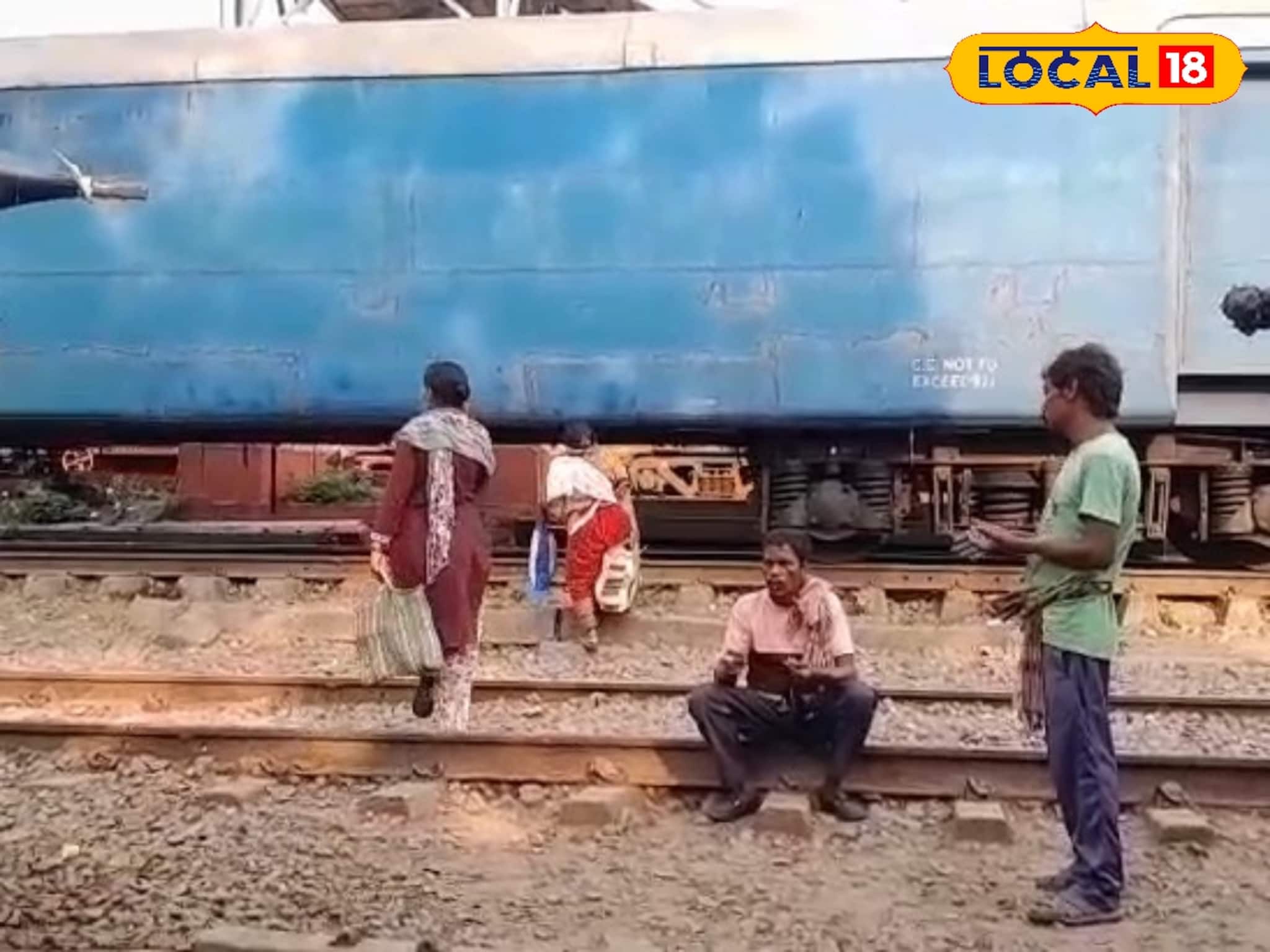 রেল লাইনের উপর দিয়ে  ঝুঁকির পারাপার দাসনগর থেকে সাঁকরাইলে