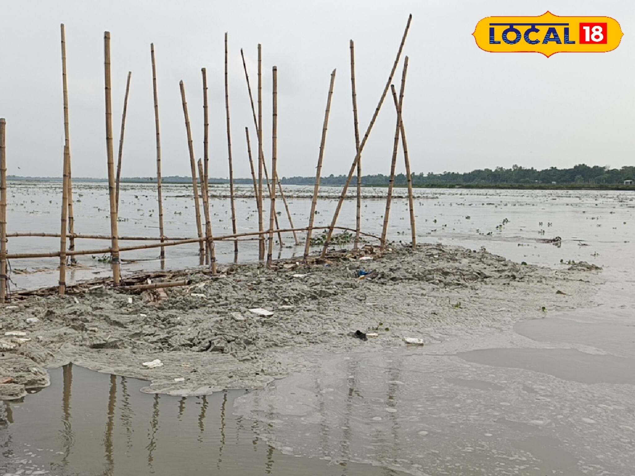 জলের তোড়ে ভাঙল বাঁশের সাঁকো! নদী পারাপার নিয়ে বিপাকে বহু মানুষ