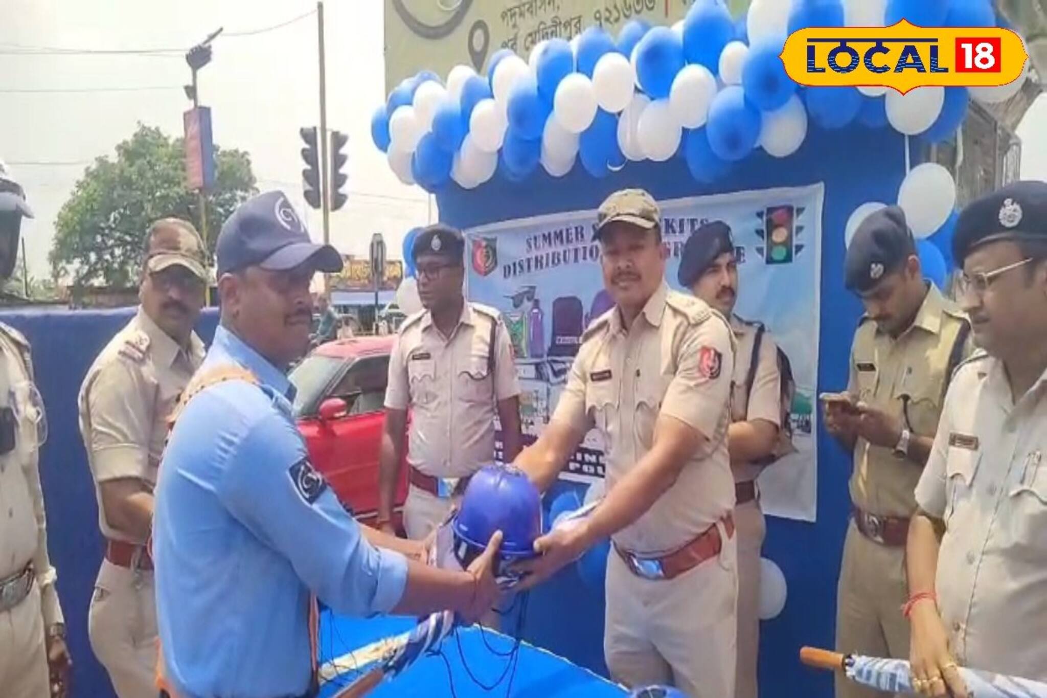 কাঠফাটা রোদে, ট্রাফিক সামলানো পুলিশ কর্মীদের বিশেষ ব্যবস্থা!