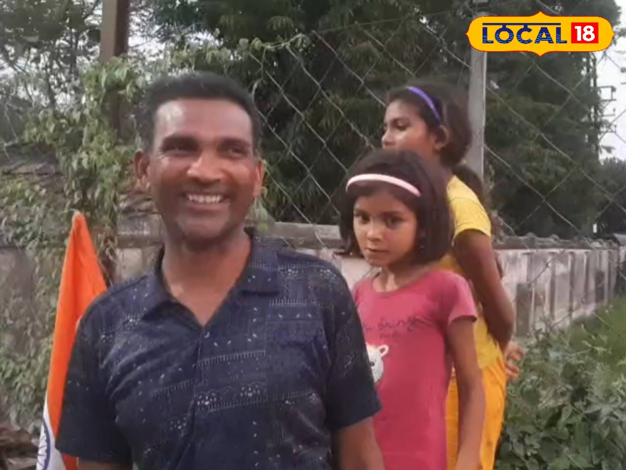 টানা ২ বছর শিশুকন্যাদের নিয়ে হেঁটে চলেছেন প্রাক্তন নৌসেনা বাবা! কারণ জানলে চমকাবেন