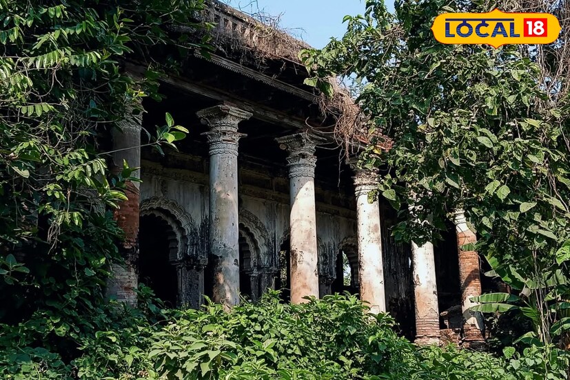 নাকাশিপাড়া গ্রামে রয়েছে শতাব্দি প্রাচীন এক জমিদার বাড়ি, নবাব সিরাজউদ্দৌলার অগোচরে বানানো হয়েছিল এই বাড়ি। জেনে নিন শতাব্দী প্রাচীন এই জমিদার বাড়ির বেশ কিছু ইতিহাস। ছবি ও তথ্য: মৈনাক দেবনাথ
