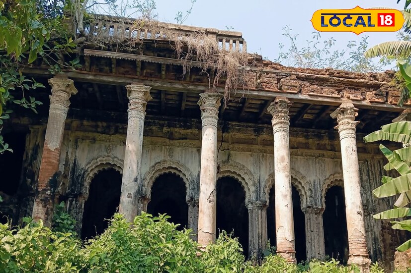 জানা যায় সিরাজউদ্দৌলা কোনও একজন স্থপতির হাত কেটে নিয়েছিলেন যাতে আর কখনও উনি নতুন কোনও স্থাপত্য তৈরি করতে না পারেন, সেই স্থপতি ঘুরতে ঘুরতে এই গ্রামে আসেন এবং একটি শর্তে এই প্রাসাদ নির্মাণে রাজি হন ওর নাম, পরিচয় গোপন রাখতে হবে। তারপরে ওঁর তদারকিতে গড়ে উঠেছিল সুদৃশ্য এই অট্টালিকা।