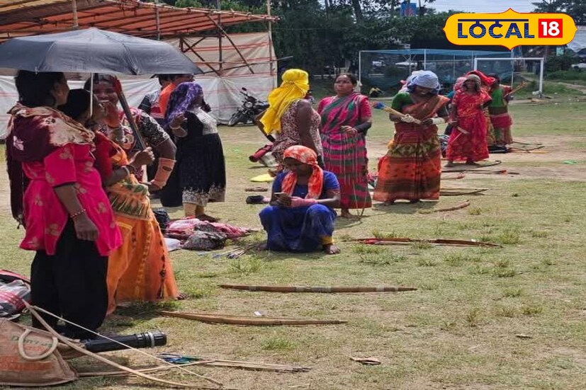 তীর-ধনুক হাতে প্রতিযোগিতায় সারিবদ্ধভাবে দেখা গেল আদিবাসী মহিলাদের। এই প্রতিযোগিতা দেখতে স্থানীয় মানুষের মধ্যে ভীষণ উৎসাহ দেখা গেল।