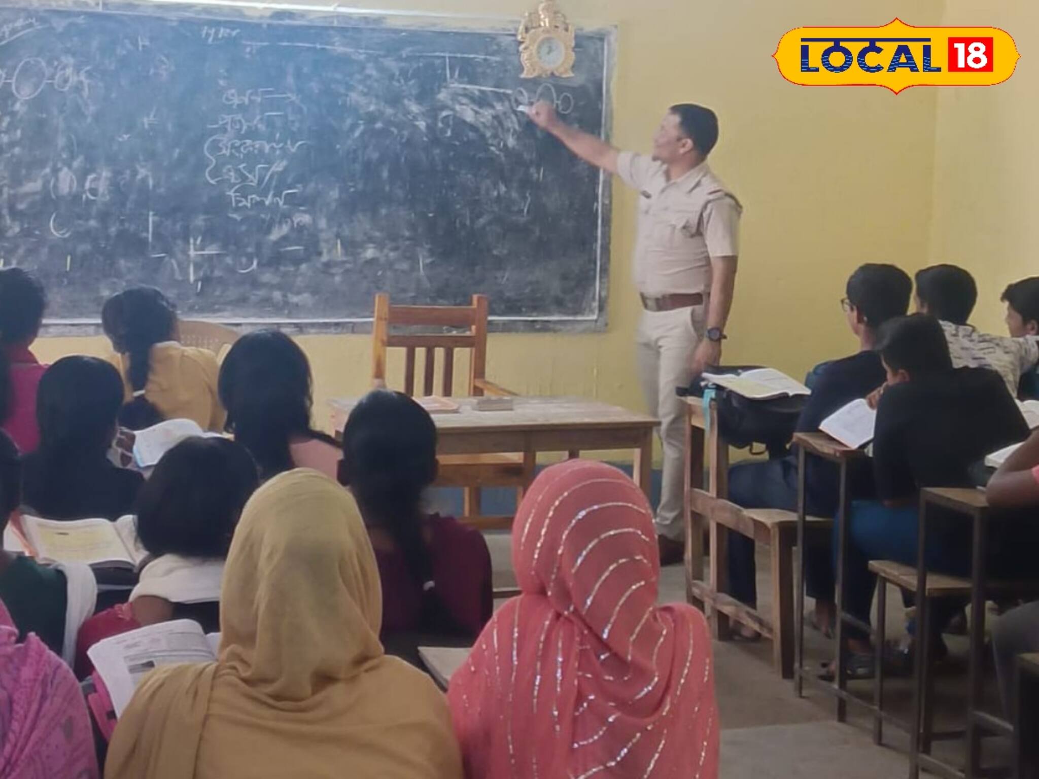 বাঁকুড়ায় অদ্ভুত চিত্র! শিক্ষকের আসনে পুলিশ