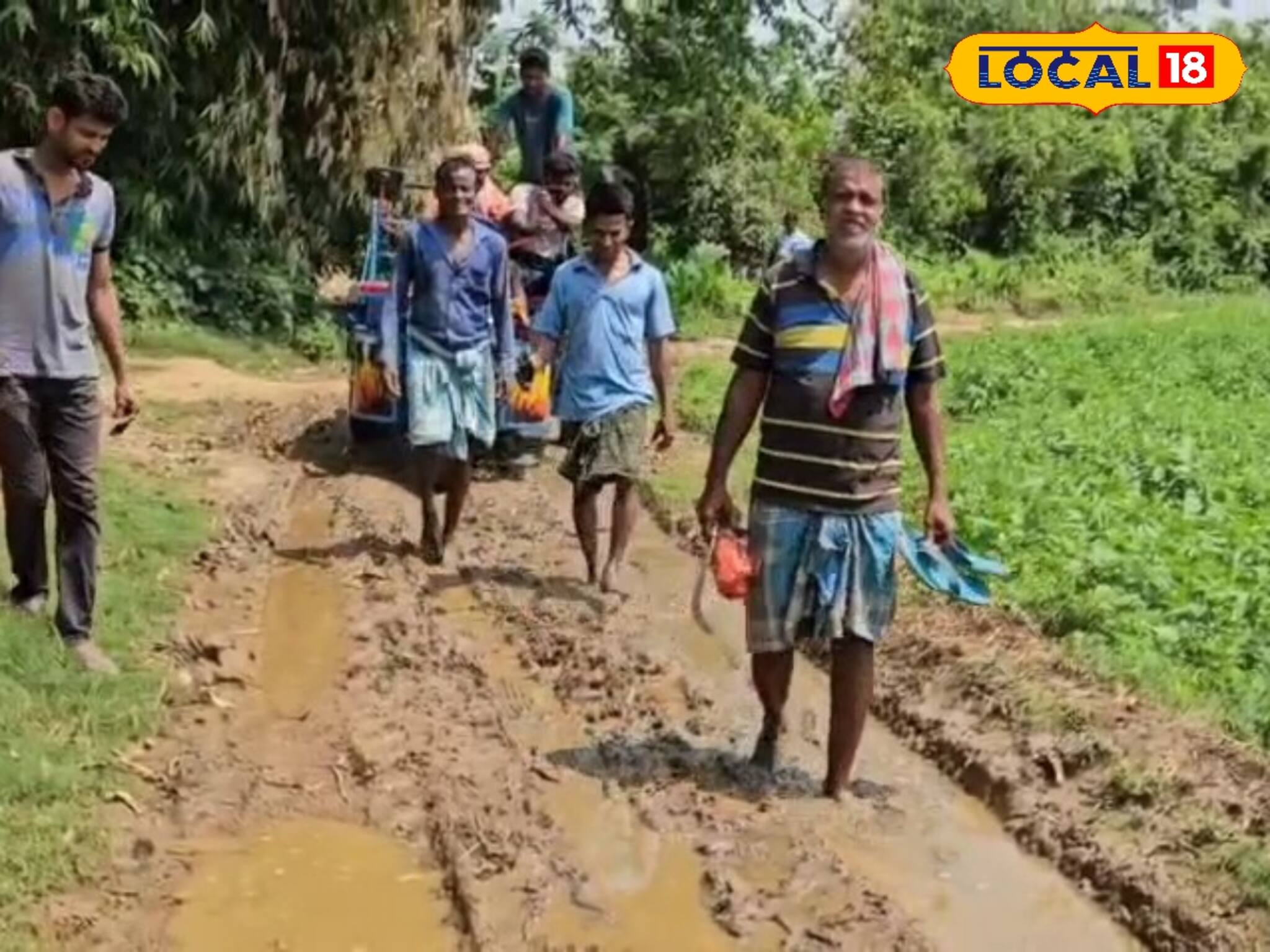 জুতোর কোনও প্রয়োজন নেই! একটু বৃষ্টি হলেই বিপদ, আরামবাগের এই গ্রামে যন্ত্রণায় কাটছে জীবন