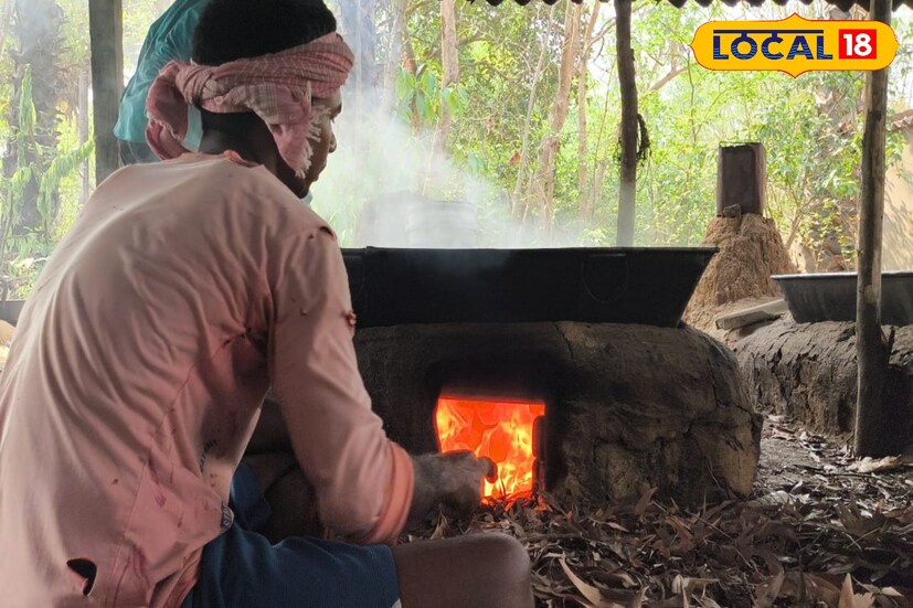 তবে বেশি ক্ষণ রেখে দিলেই তালের রস নষ্ট হয়ে যাওয়ার সম্ভাবনা থাকে। সেই কারণে, তড়িঘড়ি শুরু হয়ে যায় গুড় তৈরির প্রক্রিয়া।