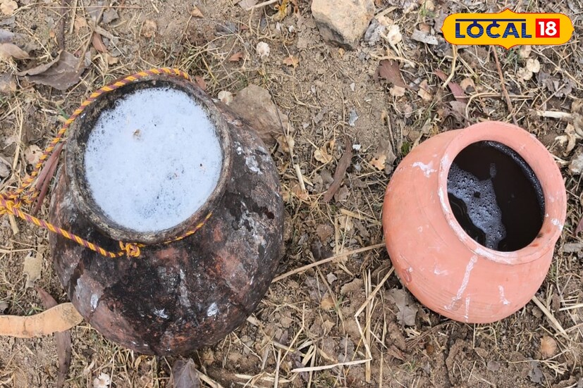 এর পর একের পর এক জমে থাকা মোচা ভেঙে রস সংগ্রহ করে,মাটির হাঁড়ি গাছের উপরে বেঁধে দিয়ে নীচে নেমে আসেন রস সংগ্রহকারক। এই সদ্য পেড়ে আনা রসের ভেষজ গুণ বিপুল।