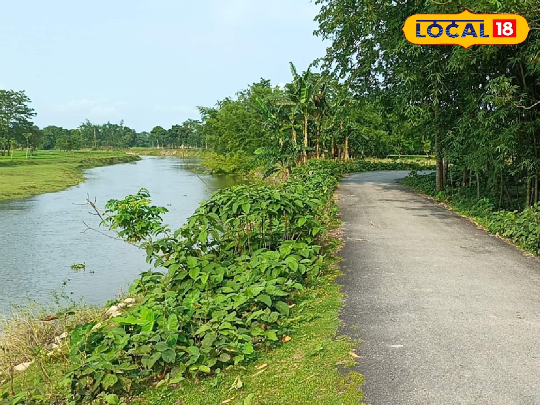 একটানা বৃষ্টিতে নদী গিলতে আসছে প্রধান রাস্তা! তবুও হুঁশ নেই প্রশাসনিক কর্মকর্তাদের