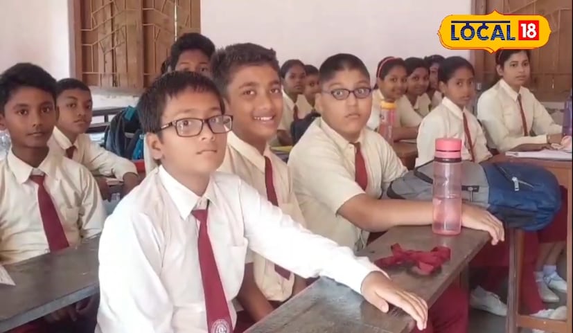 প্রসঙ্গত কেন্দ্রীয় পোর্টালের মাধ্যমে রাজ্যের সব কলেজ এবং বিশ্ববিদ্যালয়ে আগেই ভর্তি শুরু হয়েছে। অবশ্য সেই পোর্টাল থেকে বাদ রাখা হয়েছিল যাদবপুর এবং প্রেসিডেন্সিকে। 