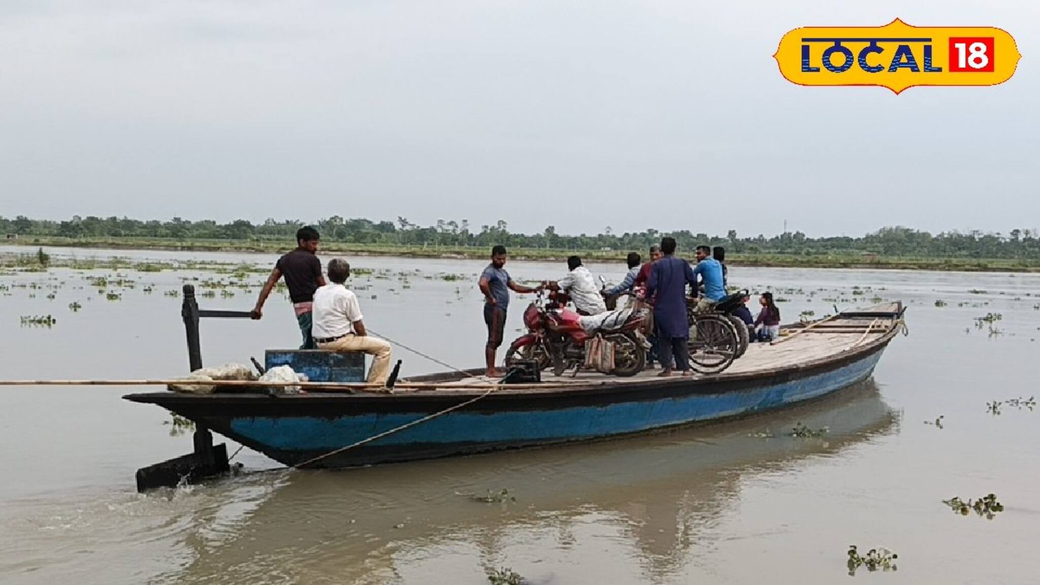 Cooch Behar News: জল বাড়ছে তোর্ষা নদীর! ঝুঁকি নিয়ে নৌকা পারাপার শহরের কালীঘাট এলাকায়