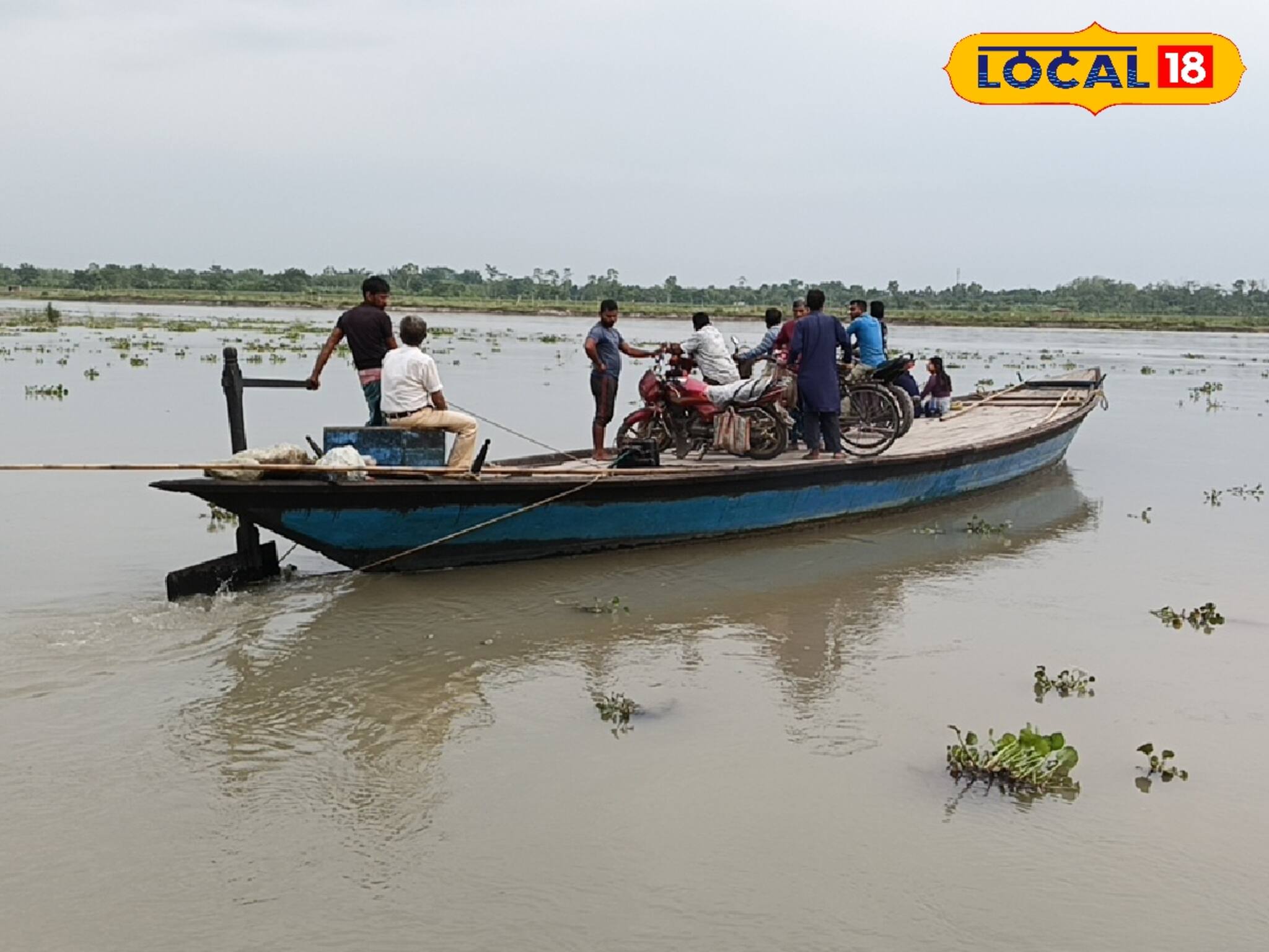 জল বাড়ছে তোর্ষা নদীর! ঝুঁকি নিয়ে নৌকা পারাপার শহরের কালীঘাট এলাকায়