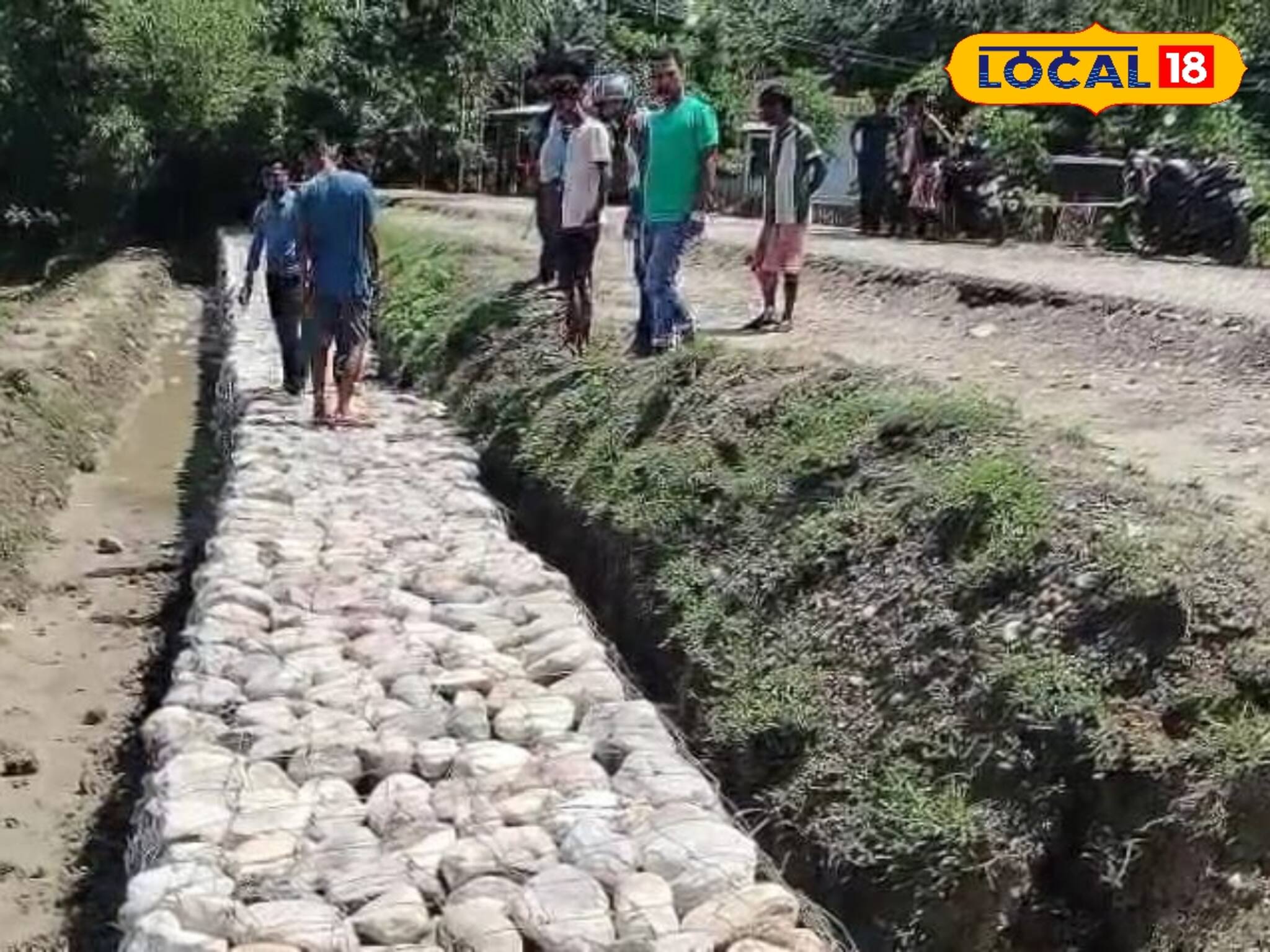 শহিদ জওয়ানের নামে তৈরি হচ্ছিল রাস্তা! হঠাৎই কাজ বন্ধ করে দিলেন স্থানীয়রা! ব্যাপারটা কী?