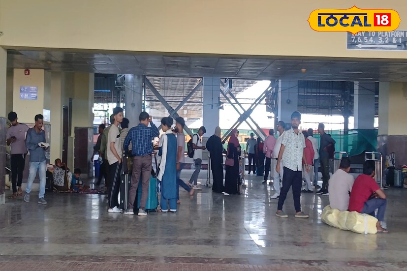 হাওড়া স্টেশনের চাপ কমাতে শালিমার স্টেশনের পাশাপাশি সাঁতরাগাছি স্টেশন নতুন রূপে সেজে উঠছে। গত কয়েক বছরে ব্যস্ততম সাঁতরাগাছি স্টেশনে আমূল পরিবর্তন ঘটেছে। আরো বেশি যাত্রীদের সুযোগ সুবিধা থাকছে এই স্টেশনে।