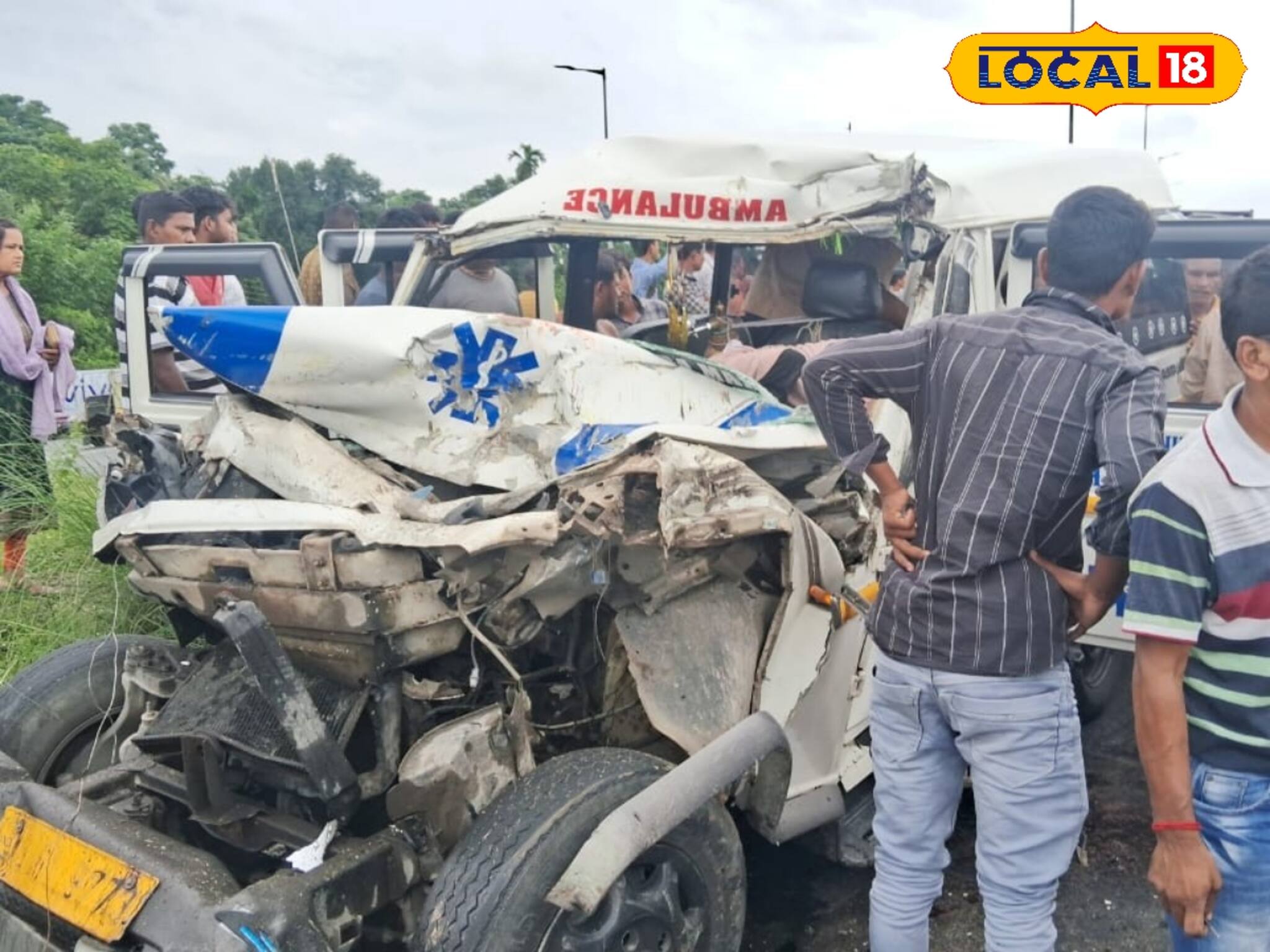 রোগীকে বাঁচাতে রাস্তা দিয়ে যাচ্ছিল, ধাক্কা মারতেই দেশলাই বাক্সের মতো হল অ্যাম্বুলেন্স