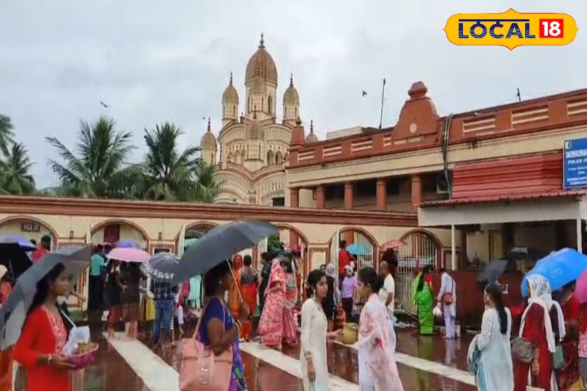 ফলহারিণী অমাবস্যায় যেন এভাবেই ভক্তিতে ভিজতে দেখা গেল দক্ষিণেশ্বর মন্দির, বৃষ্টি ভিজেই মা-র কাছে হাজির অগণিত ভক্ত