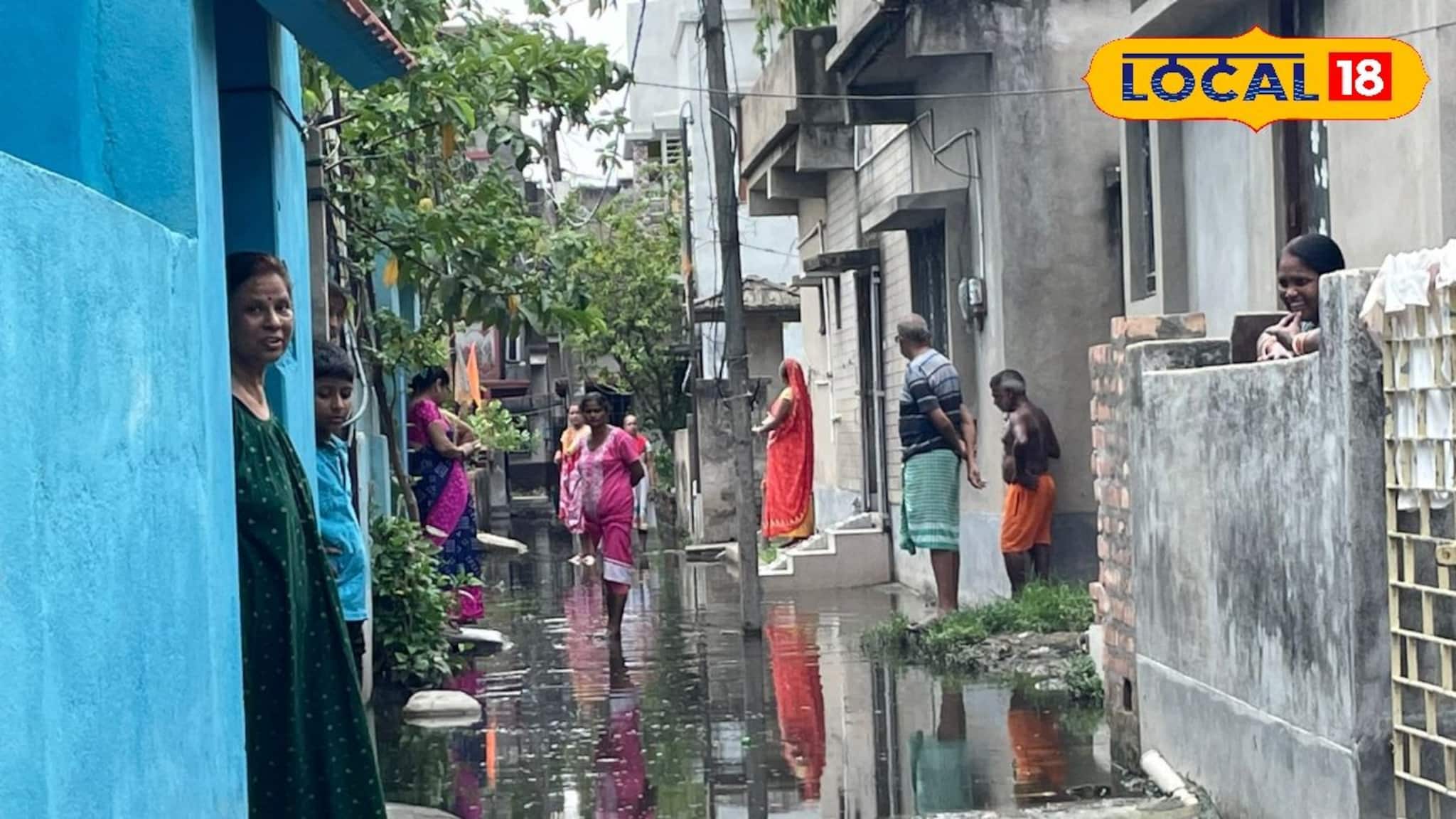 খাটের নিচে জল, রান্নাঘরে জল! সবই জলে জলময়! বর্ষার আগেই সব কাজ লাটে উঠেছে এই এলাকায়