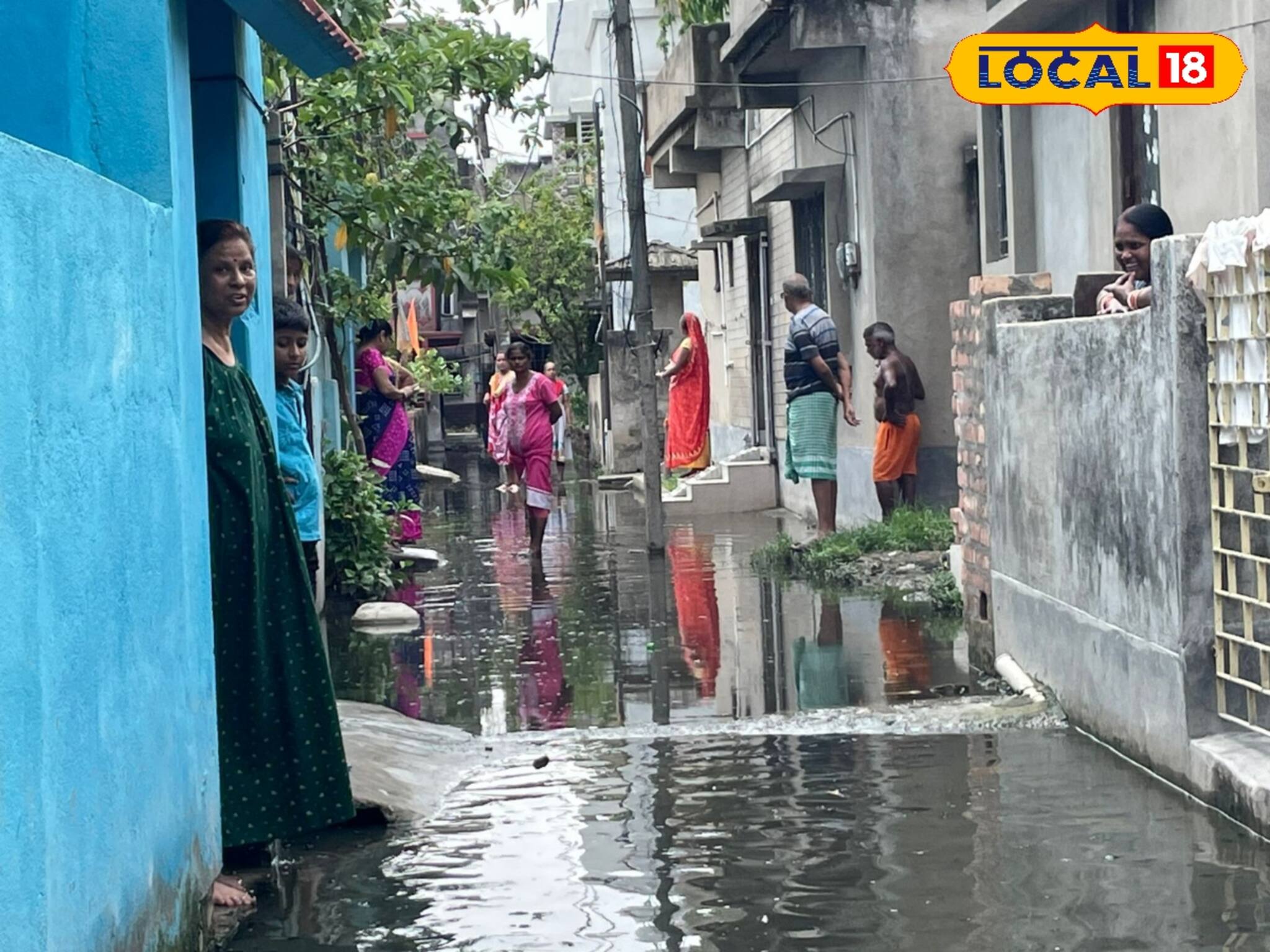 খাটের নিচে জল, রান্নাঘরে জল! সবই জলে জলময়! বর্ষার আগেই সব কাজ লাটে উঠেছে এই এলাকায়