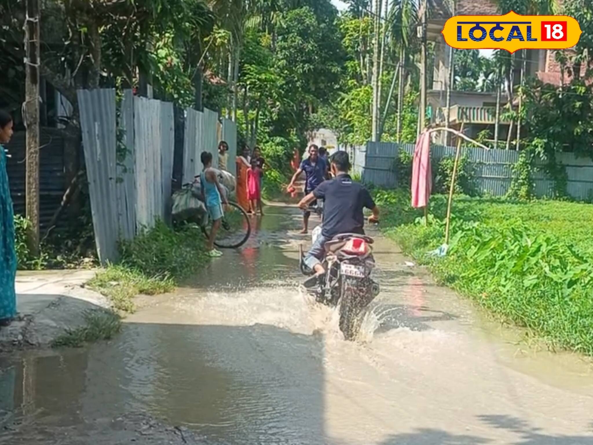 ঘরে-বাইরে সবতেই জলে জলময়! বছরভরের নরক যন্ত্রণা এবার শেষ করতে হুঁশিয়ারি বাসিন্দাদের