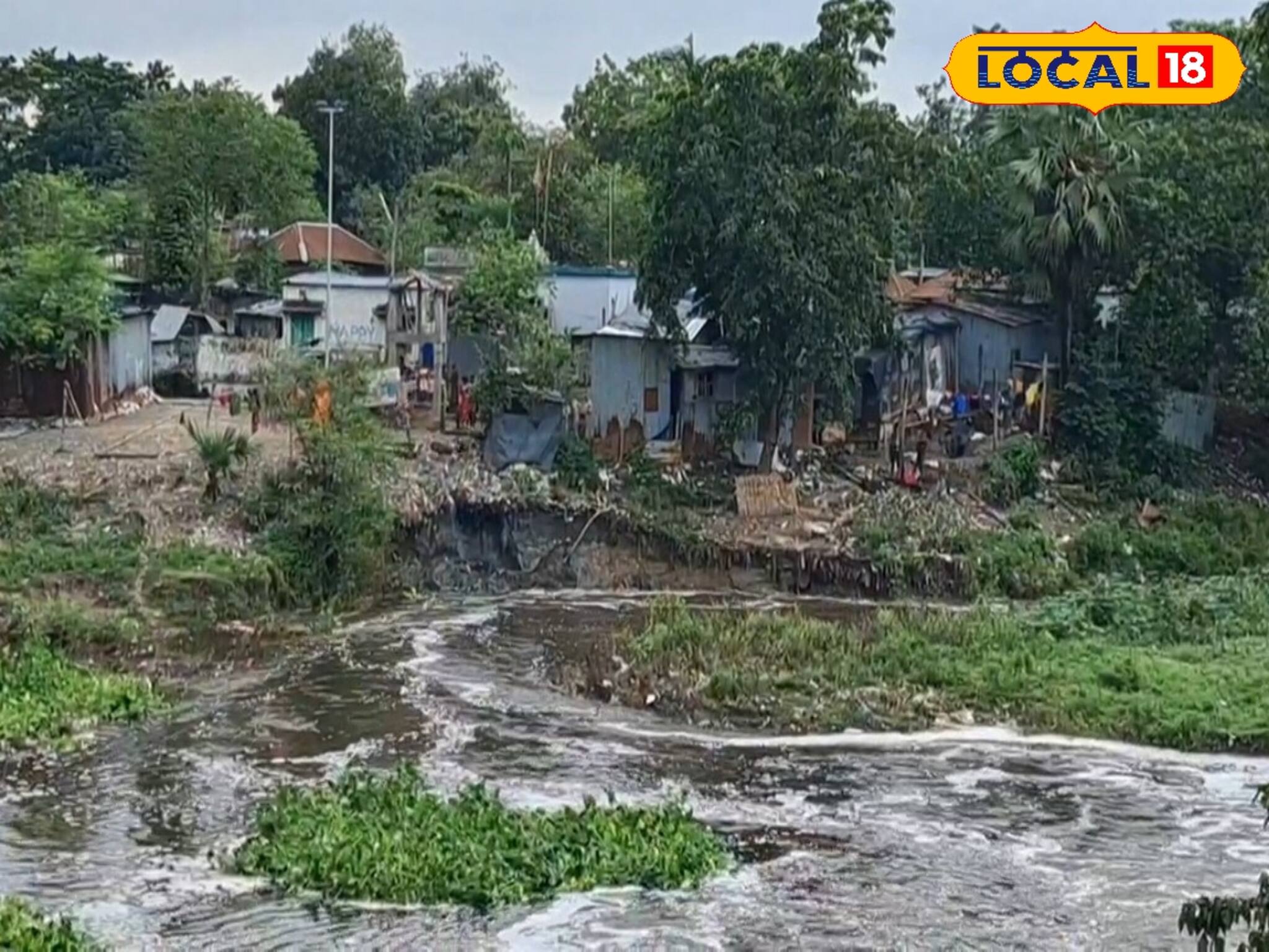 জল থৈ থৈ আত্রেয়ী, খুলতে হয়েছে বাঁধের জোড়া গেট! আতঙ্কের প্রহর স্থানীয়দের