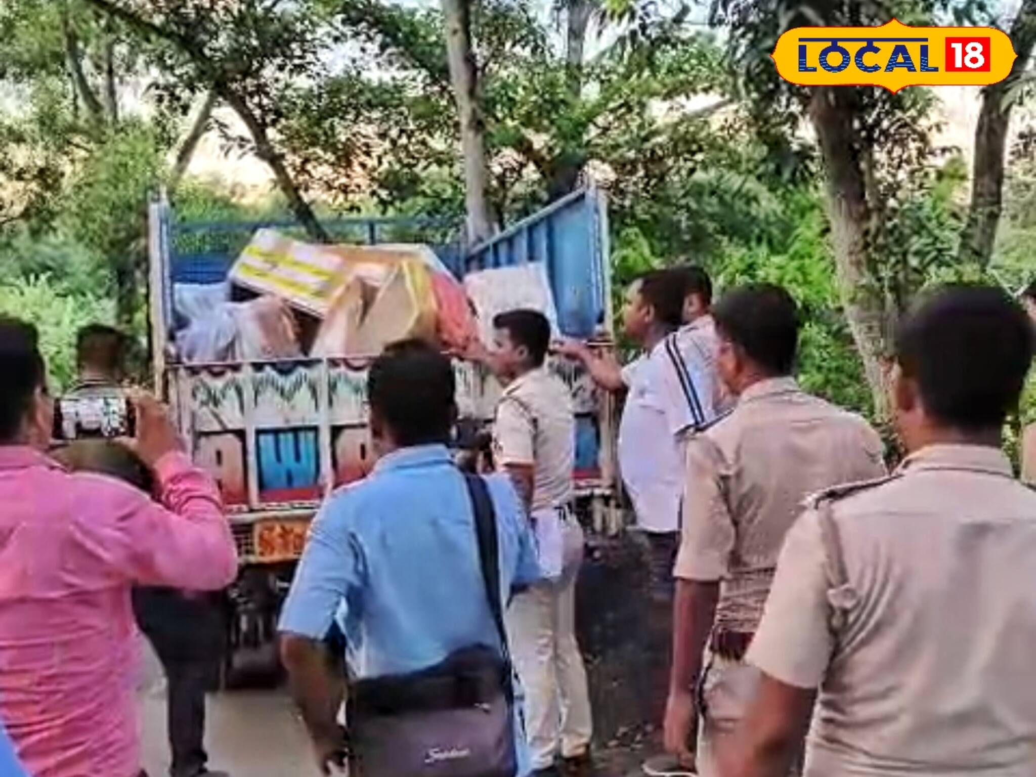 মাছের গাড়ি আটকাতেই লাফ দিয়ে পালাল ড্রাইভার, ভিতরে তল্লাশি চালাতেই চক্ষু চড়কগাছ পুলিশের!