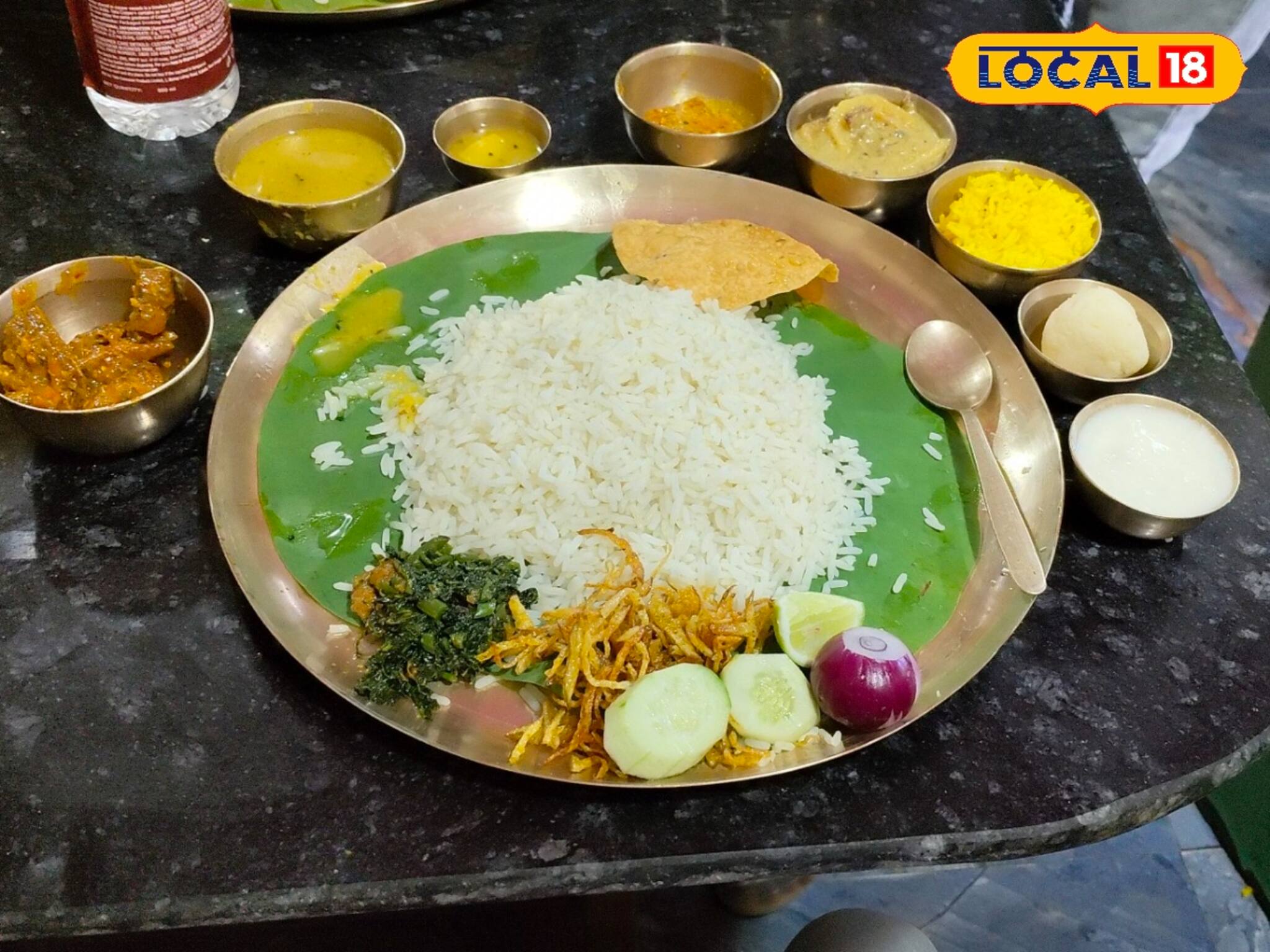 মাত্র ৮০ টাকায় ১২ রকম পদ দিয়ে কাঁসার থালায় মিলছে ভেজ থালি