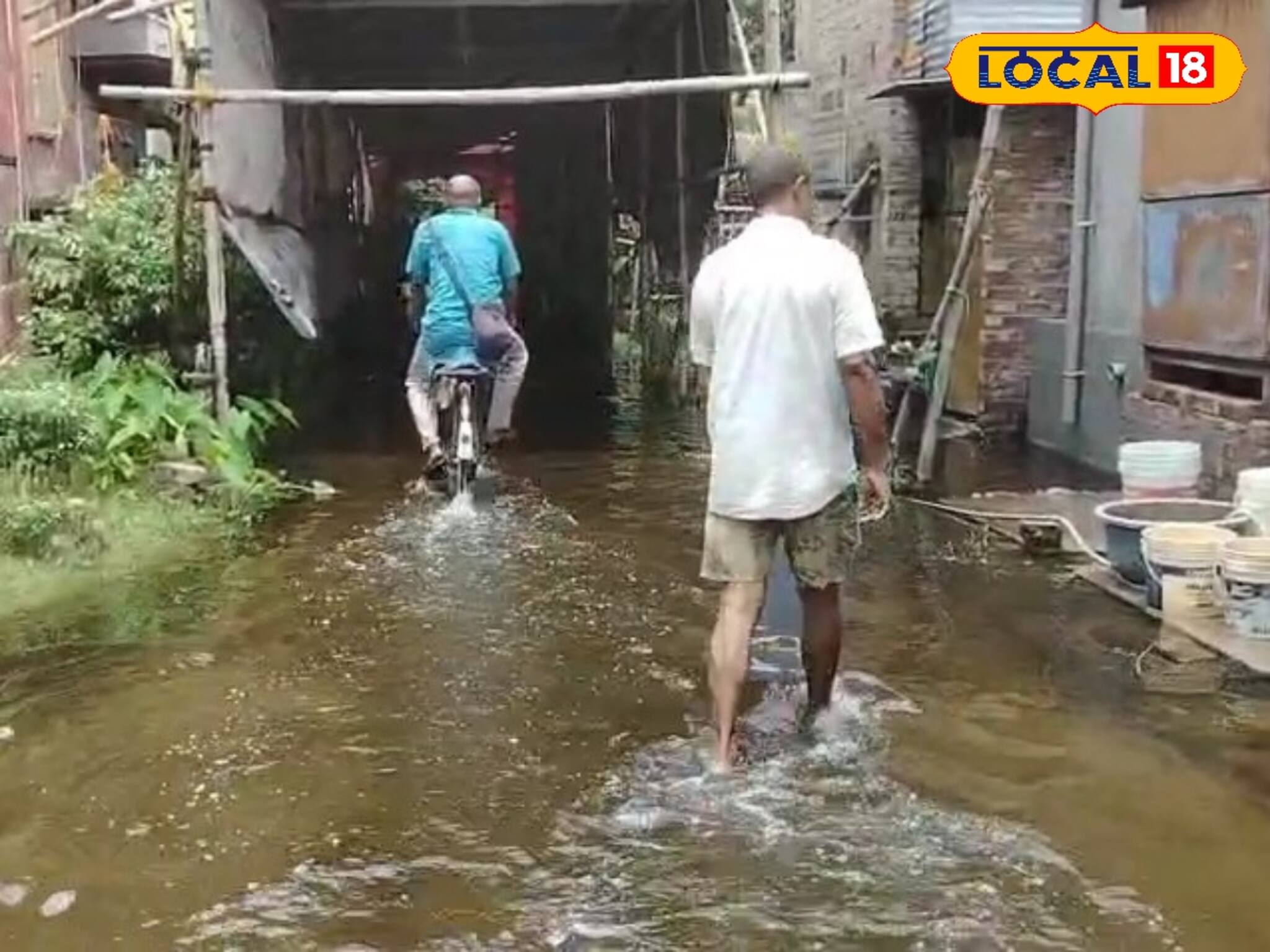 সামান্য বৃষ্টিতেই হাঁটু জল! বর্ষার জমা জলে নাজেহাল অবস্থা চুঁচুড়ার নলডাঙ্গায়