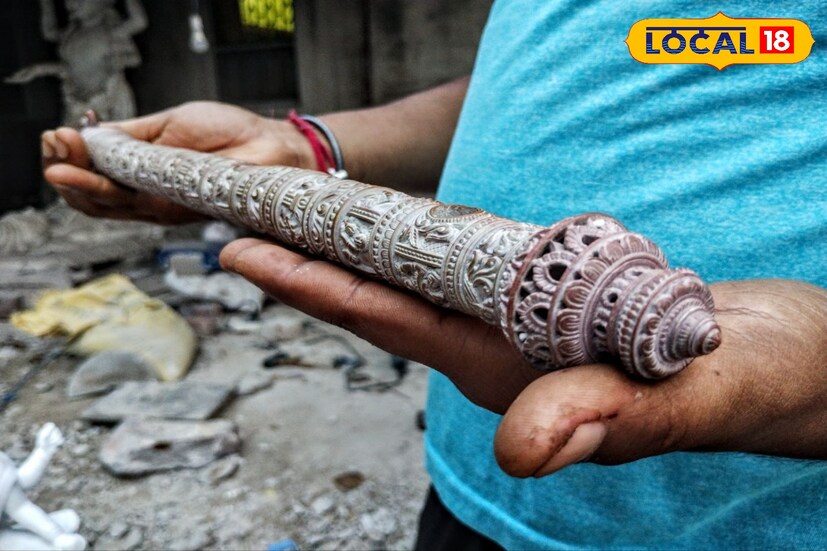 বাঁকুড়ার এক শিল্পী গোটা একটা পাথরকে কেটে তৈরি করা হয়েছে একটি বাঁশি। বাঁশির গায়ে খোদাই করা রয়েছে অপূর্ব কারুকার্য।