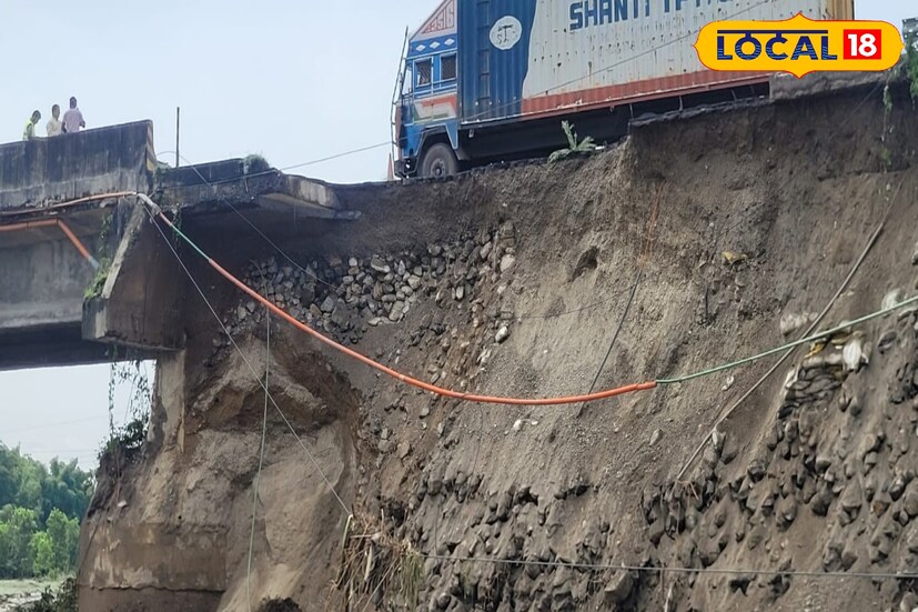 বীরপাড়া গ্যারগেন্ডা সেতু এলাকায় এই ভাঙন দেখা গিয়েছে। সেতুটি ক্ষতিগ্রস্থ হয়েছে। শিলিগুড়িগামী ব্যস্ত সড়ক এটি। ২৪ ঘন্টা ধরে এই সড়কে যানবাহন চলাচল করে। সড়কটি মেরামত করার দাবি জানিয়েছেন এলাকার বাসিন্দারা।