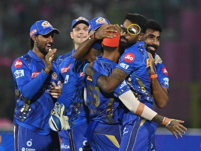 : আহত সিংহ কতটা বিপজ্জনক তা প্রমাণ করলেন হার্দিক পান্ডিয়া৷ ম্যাচের আগেই আঘাত পাওয়ার ফলে প্রতিপক্ষকে তাঁর ক্রোধ সহ্য করতে হয়। জয়পুরের সাওয়াই মানসিংহ স্টেডিয়ামে একই রকমের একটি ঘটনা দেখা গেছে যেখানে হার্দিকের ৭টি স্টিচ নিয়ে খেলে প্রতিপক্ষ দলকে আক্রমণ করেছিলেন।