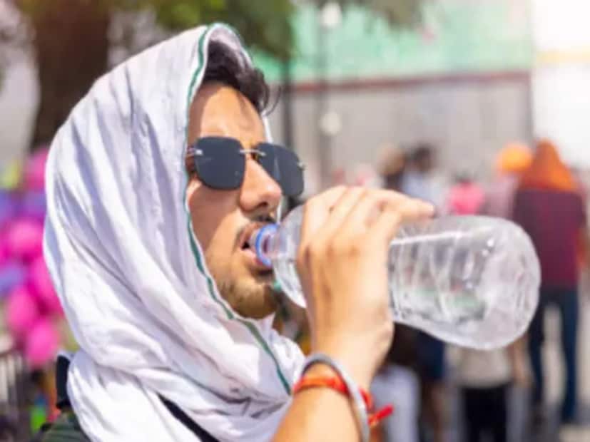 রবিবার তাপপ্রবাহের পরিস্থিতি তিন জেলায় দক্ষিণ ২৪ পরগনা, পশ্চিম বর্ধমান ও পশ্চিম মেদিনীপুর জেলাতে। সোমবার তাপপ্রবাহ থাকবে চার জেলায়। বাঁকুড়া, ঝাড়গ্রাম, পশ্চিম বর্ধমান ও পশ্চিম মেদিনীপুর জেলাতে।