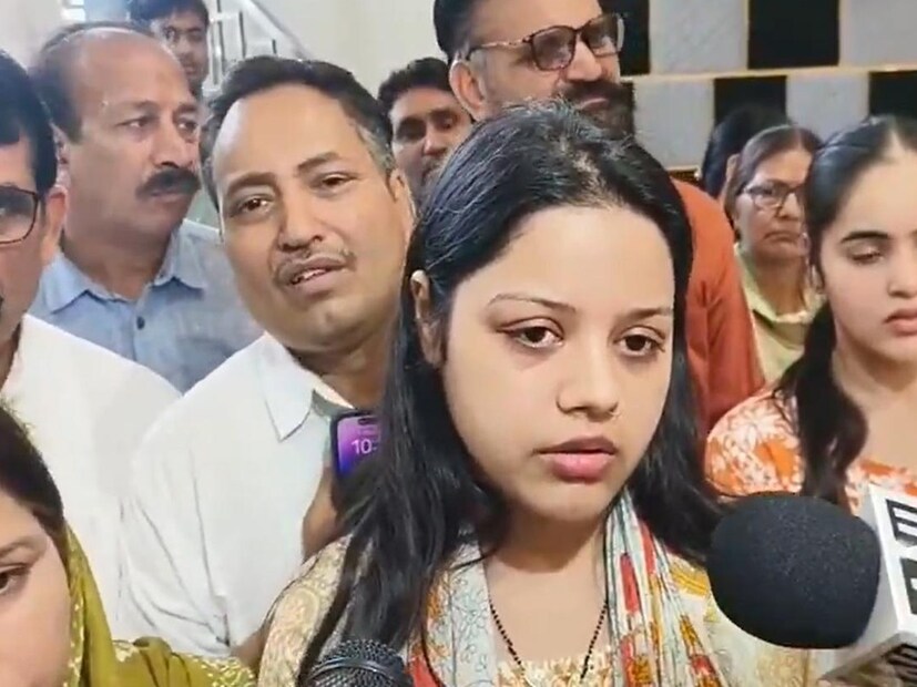 ‘‘আমরা চাই না মানুষ মুসলিম আর কাশ্মীরিদের পিছনে ছুটুক! আমরা শান্তি চাই, শুধুমাত্র শান্তিই চাই’’, স্বামীর স্মৃতির উদ্দেশে আয়োজিত রক্তদান শিবিরে এসে এ কথা জোর গলায় জানিয়েছেন হিমাংশি। সঙ্গে অনুরোধ করেছেন, &quot;আমি শুধু চাই সারা দেশ ওঁর জন্য প্রার্থনা করুক, যাতে উনি যেখানেই থাকুন, সুখে থাকুন, শান্তিতে থাকুন&quot;! চোখের জল ধরে রাখতে পারেননি হিমাংশি খুব স্বাভাবিক ভাবেই, কান্নাভেজা গলায় বলেছেন, &quot;আমরা শান্তি চাই, সুবিচার চাই। যারা দোষী, তাদের অবশ্যই শাস্তি পাওয়া উচিত।’’ Photo: ANI