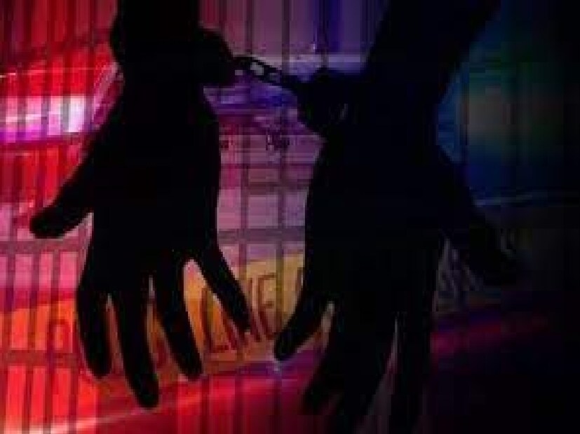 মুর্শিদাবাদ জেলার পুলিশ সূত্রে জানা গিয়েছে, বেশ কিছু দিন ধরেই মুর্শিদাবাদ শহরের বিভিন্ন হোটেলে হানা দিয়ে অনেক মহিলাকে উদ্ধার করা হয়েছে। এমনকি গ্রেফতার করা হয় হোটেল ম্যানেজারদেরও। ফের আবার অভিযান করা হল মুর্শিদাবাদের বিভিন্ন হোটেলে। Photo- Representative