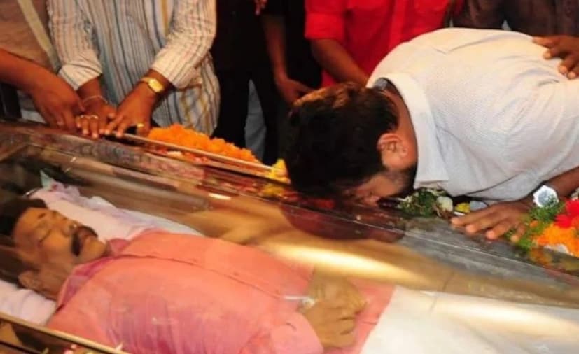 এদিকে ২০১৬ সালের ৩ মার্চ চলাকুড়িতে নিজের খামার বাড়িতে অভিনেতাকে সংজ্ঞাহীন অবস্থায় পাওয়া যায়। রক্তবমি হচ্ছিল তাঁর। চিকিৎসার জন্য তাঁকে হাসপাতালে ভর্তি করা হয়। কিন্তু সব আশায় জল ঢেলে সেদিনই মৃত্যুর কোলে ঢলে পড়েন তিনি। যদিও তাঁর মৃত্যু নিয়ে প্রচুর ধোঁয়াশা রয়েছে। অনেকেই বলেন যে, বিষ খাইয়ে তাঁকে হত্যা করা হয়েছে। যদিও তদন্তে জানা গিয়েছে যে, অতিরিক্ত মদ্যপানই তাঁর মৃত্যুর কারণ।