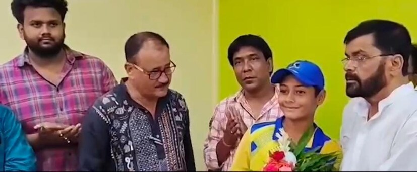 সেদিন ভারতীয় ক্রিকেট দলের প্রাক্তন অধিনায়ক সৌরভ গঙ্গোপাধ্যায় সুবর্ণের পীঠ চাপরে উৎসাহ দিয়েছিলেন। জেলার ক্রিকেট মহলে এখন সুবর্ণকে নিয়েই চর্চা। বাড়ি ফিরতেই দুবরাজপুরের এই সম্ভাবনাময় ক্রিকেটারকে দুবরাজপুর পুরসভার পক্ষ থেকে সংবর্ধিত করা হয়।