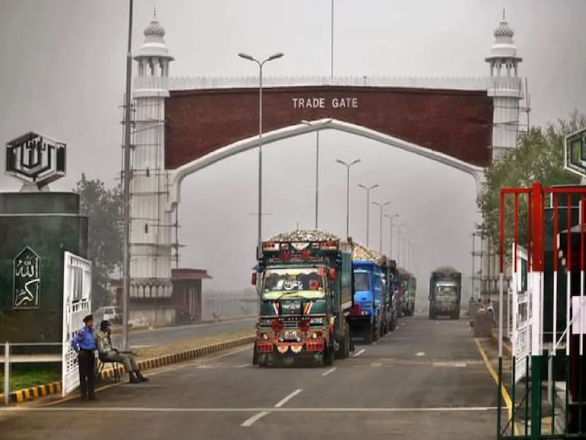 *বাজারে প্রচুর স্টক, গুজব থেকে সাবধান: উত্তরপ্রদেশের আগ্রার সাই ট্রেডার্সের হোলসেলার দিলীপ মাতলানি বলেন যে, বাজারে ড্রাই ফ্রুটসের কোনও রকম ঘাটতি নেই। এখন নিজেদের প্রয়োজন অনুযায়ী তা কিনতে হবে ক্রেতাদের। আর কোনও রকম গুজবে কান না দেওয়াই ভাল। সংগৃহীত ছবি।