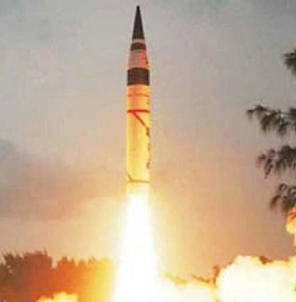 ভারতীয় সশস্ত্র বাহিনী এই জঙ্গি হানার জবাবে ‘অপারেশন সিঁদুর’ অভিযান চালিয়েছে। মাত্র ২৩ মিনিটের মধ্যে পাকিস্তান এবং পাক-অধিকৃত কাশ্মীরের ৯টি জঙ্গিঘাঁটি একেবারে গুঁড়িয়ে দেওয়া হয়েছে। এরপরে মৌলবাদী সেনাপ্রধান আসিমের নির্দেশে, পাকিস্তানি সেনাবাহিনী ভারতীয় সেনা ঘাঁটিকে নিশানা করার চেষ্টা করে। পাল্টা জবাব দিয়ে পাক সেনার হামলা সম্পূর্ণ রূপে বানচাল করেছে ভারত। সেই সঙ্গে এক বারে পাকিস্তানের ১১টি বিমান ঘাঁটি গুঁড়িয়ে দেওয়া হয়েছে। এরপরে শান্তির জন্য অনুরোধ জানায় পাকিস্তান। ব্রহ্মোস ক্রুজ মিসাইলের সাহায্যে দুর্ধর্ষ হামলা করেছে ভারত। যা কখনওই ভুলতে পারবেন না পাক প্রধানমন্ত্রী শেহবাজ শরিফ। জঙ্গিদের আশ্রয় দিচ্ছে পাকিস্তান। তবে এহেন পরিস্থিতিতে এখনও নিজেদের ব্রহ্মাস্ত্র ব্যবহার করেনি ভারত। (Representational image from AFP)