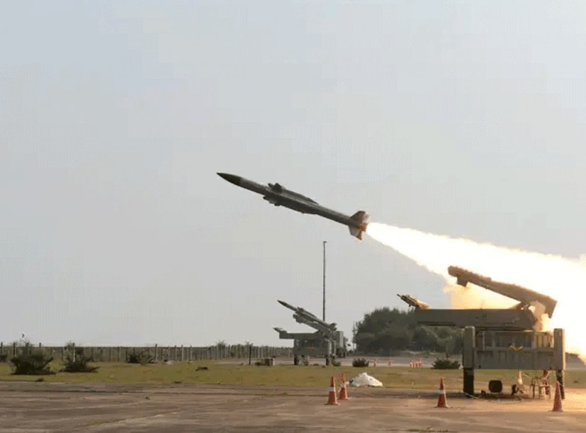 নয়াদিল্লি: পাহলগামে সন্ত্রাসী হামলার পর ভারত যেভাবে প্রতিক্রিয়া জানিয়েছে তাতে পাকিস্তানের পাশাপাশি সমগ্র বিশ্বের কাছেও বার্তা গিয়েছে। ভারত অপারেশন সিঁদুরের মাধ্যমে POK এবং পাকিস্তানে থাকা সন্ত্রাসী ঘাঁটিগুলো ধ্বংস করেছে এবং তারপর ১১টি এয়ারবেসকে টার্গেট করে আক্রমণ চালায়। অপারেশন সিঁদুরে ইন্ডিয়ান এয়ারফোর্সের ভূমিকা গুরুত্বপূর্ণ। (Representative Image)