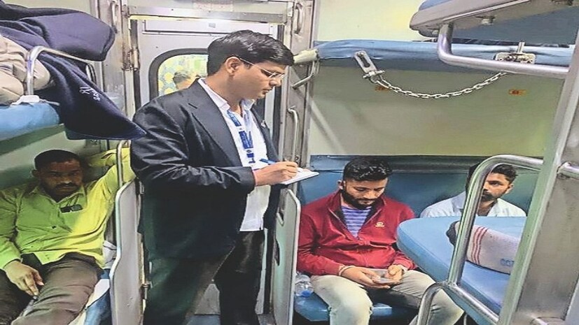 আপনি যদি আগামী কয়েকদিনে ট্রেনে ভ্রমণের পরিকল্পনা করেন এবং আপনার কাছে ওয়েটিং টিকিট থাকে, তাহলে এই প্রতিবেদনটি আপনার জন্য খুবই গুরুত্বপূর্ণ। ভারতীয় রেল সাম্প্রতিক সময়ে তার নিয়মে কিছু গুরুত্বপূর্ণ পরিবর্তন এনেছে, যা সরাসরি সেই যাত্রীদের উপর প্রভাব ফেলবে যাঁরা নিশ্চিত ট্রেন টিকিট ছাড়াই ট্রেনে ভ্রমণ করেন। Image: Collected 