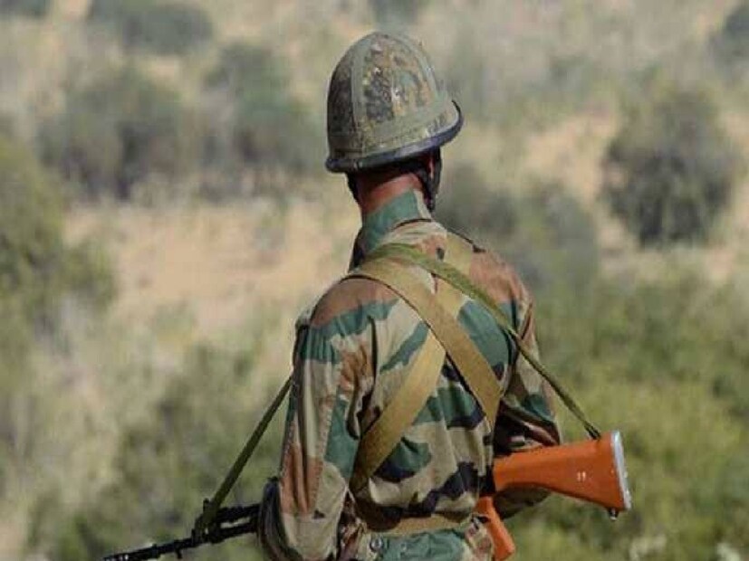 পরের দিন রাতেও প্লাস্টিক মুড়িয়ে জানালা দিয়ে একইরকম পোস্টার ফেলা হয়। ধনিয়াখালি থানায় অভিযোগ জানিয়েছেন সেনা কর্মীর বাবা। তিনি জানান,পাশের বাড়ির সিসি ক্যামেরায় দেখা যায় একটি স্কুটারে চেপে দুজন আসে। মুখ ঢাকা ছিল তাদের।