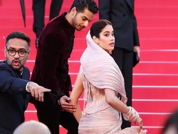 শ্রীদেবীকে শ্রদ্ধা জানিয়ে কান উৎসবে পা রাখলেন জাহ্নবী, ভাইরাল ঈশানের সঙ্গে মিষ্টি মুহূর্ত