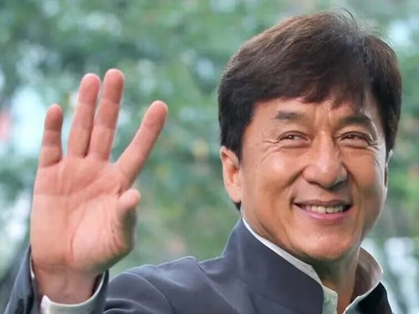 একজন শিশু শিল্পী হিসেবেই নিজের অভিনয়ের কেরিয়ার শুরু করেছিলেন জ্যাকি চ্যান। ব্রুস লি-র ছবিতে সাপোর্টিং অভিনেতা হিসেবে অভিনয় করতে শুরু করেন। প্রথম দিকে অবশ্য অ্যাকশনের দৃশ্যে সহায়কের ভূমিকাতেই দেখা যেত জ্যাকি চ্যানকে। কিন্তু কালক্রমে চিনের সবথেকে বড় অ্যাকশন হিরো হয়ে উঠেছিলেন তিনি। আর সবথেকে বড় কথা হল, কোনও চিনা অভিনেতা যদি হলিউডে ব্যাপক নাম-যশ অর্জন করে থাকেন, তাহলে তিনি হলেন জ্যাকিই। (File Photo)