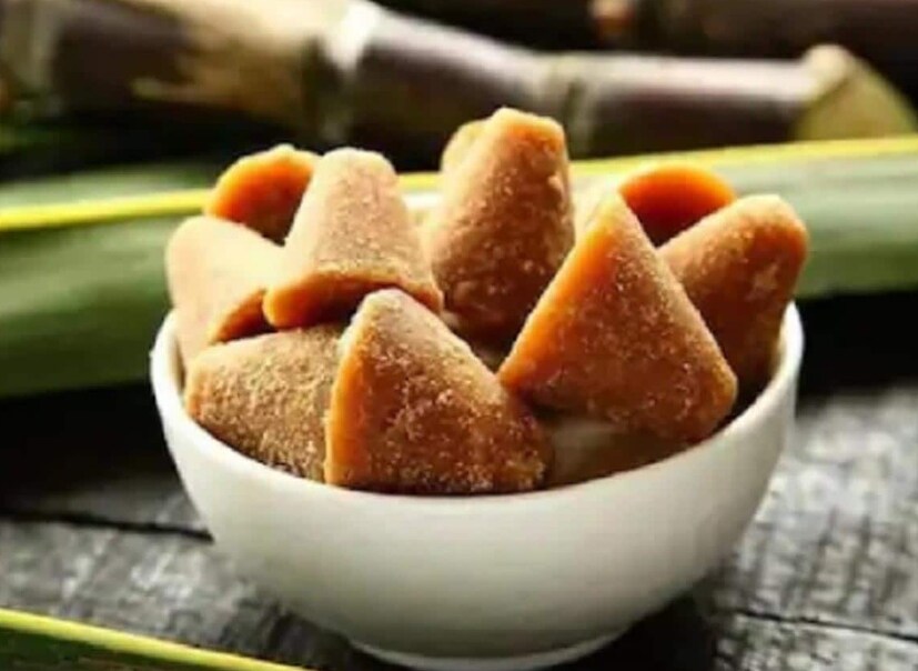 ৪. গুড়: গুড়কে মধুরতা এবং ঘনিষ্ঠতার প্রতীক বলা হয়। এটি অত্যন্ত শুভ বলে বিবেচিত হয় কারণ এটি সূর্য গ্রহের সঙ্গে সম্পর্কিত। জ্যৈষ্ঠ মাসে তাই জ্যেষ্ঠ সন্তানকে গুড় বা তার থেকে তৈরি মিষ্টি দিলে সম্পর্ক মধুর হয় এবং সে মানসিকভাবে শক্তিশালী হয়।