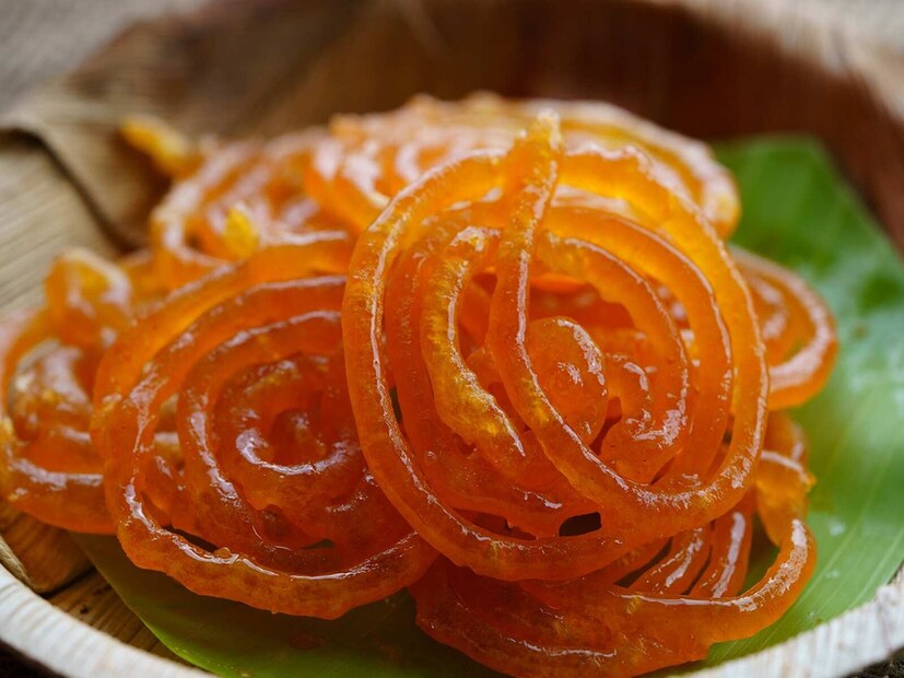 বাজারে বেসন বা মিহি ময়দা দিয়ে তৈরি জিলিপি প্রায় সকলে নিশ্চয়ই অনেকবার খেয়েছেন। কিন্তু, এমন জিলিপি কি কখনও দেখেছেন, যা গাছে জন্মায় এবং সরাসরি প্রকৃতির উপহার হিসেবে সকলের কাছে আসে? 