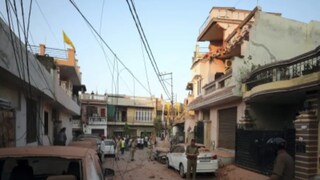 পাক হামলায় এভাবেই তছনছ হয়েছে জম্মুর জনবসতিপূর্ণ এলাকা৷  ছবি- পিটিআই