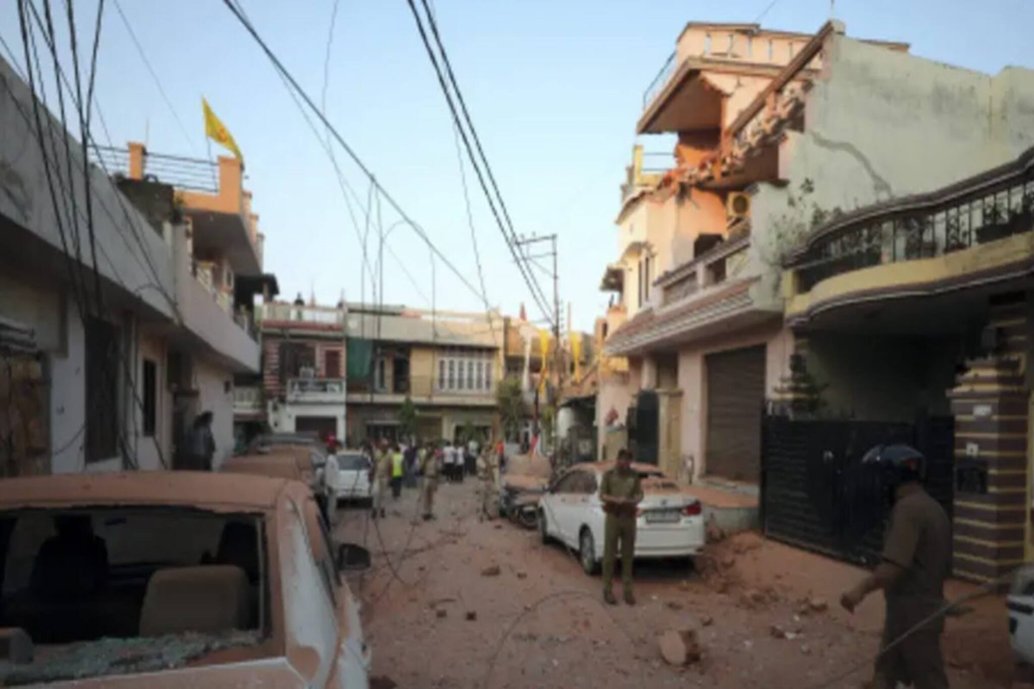 বাড়িতে পাক সেনার মর্টার হামলা, একসঙ্গে মৃত ১২ বছরের যমজ ভাই বোনের! হাসপাতালে লড়াই বাবার