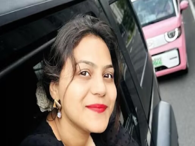পুলিশ জানিয়েছে যে সে পাকিস্তানি হ্যান্ডলারদের সঙ্গে যোগাযোগ রাখত এবং হোয়াটসঅ্যাপ, টেলিগ্রাম এবং স্ন্যাপচ্যাটের মতো প্ল্যাটফর্ম ব্যবহার করে সংবেদনশীল তথ্য ভাগ করে নেওয়ার অভিযোগ রয়েছে। জ্যোতি মালহোত্রা 'দেশি-ইন্দো-জো' নামে একটি ইউটিউব চ্যানেল চালান।