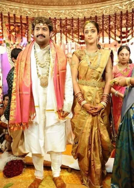 কথা হচ্ছে, তেলুগু সিনেমার সুপারস্টার জুনিয়র NTR-এর বিবাহের বিষয়ে। আরআরআর ছবির হাত ধরে তিনি গোটা দেশে খ্যাতির শিখরে পৌঁছে গিয়েছেন। ২০১১ সালে অর্থাৎ ১৪ বছর আগে বিখ্যাত শিল্পপতি নারনে শ্রীনিবাস রাওয়ের কন্যা লক্ষ্মী প্রণতির সঙ্গে বিয়ের পিঁড়িতে বসেছিলেন জুনিয়র এনটিআর। দেখেশুনেই বিয়ে হয়েছিল তাঁদের। (Photo: Social Media)